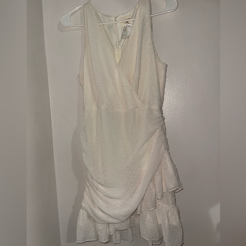 Cute dress that can be worn for any occasion. Zips in the back. Size Large